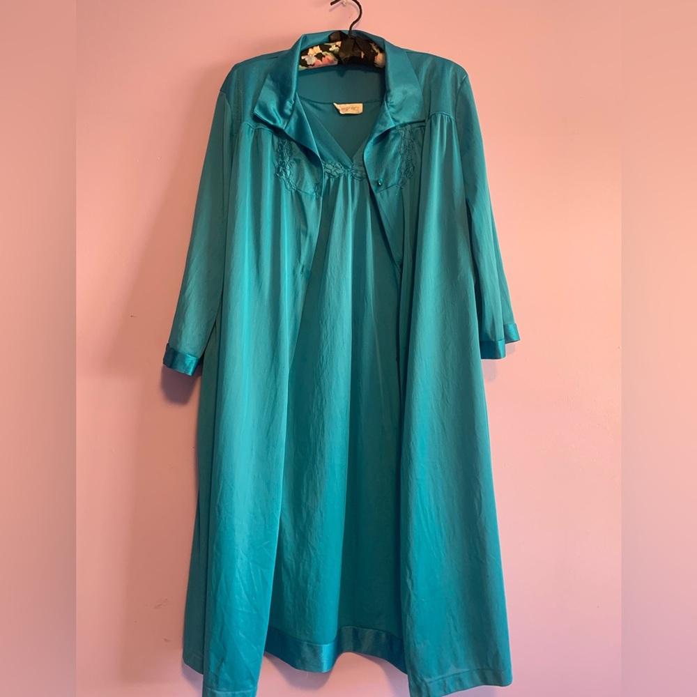 Vintage Vanity Fair Nightgown and robe set in a beautiful teal blue colour
